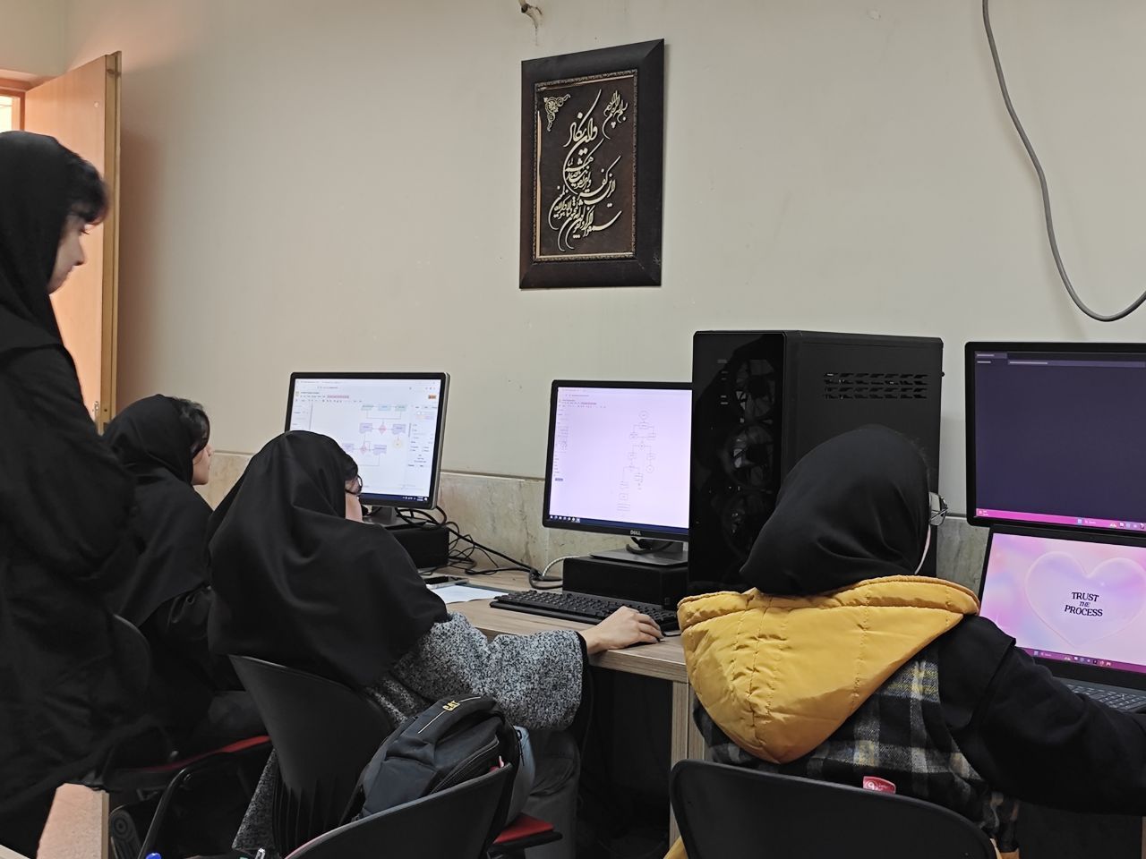 فضای کاری تیم توسعه نرم‌افزار پویا داده